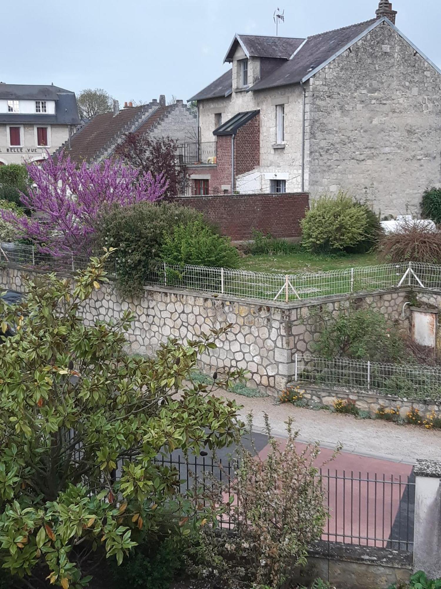 Location A Coucy Le Chateau Exterior foto